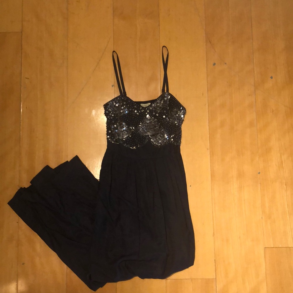 Full length gown. Bedded top. Navy size small.